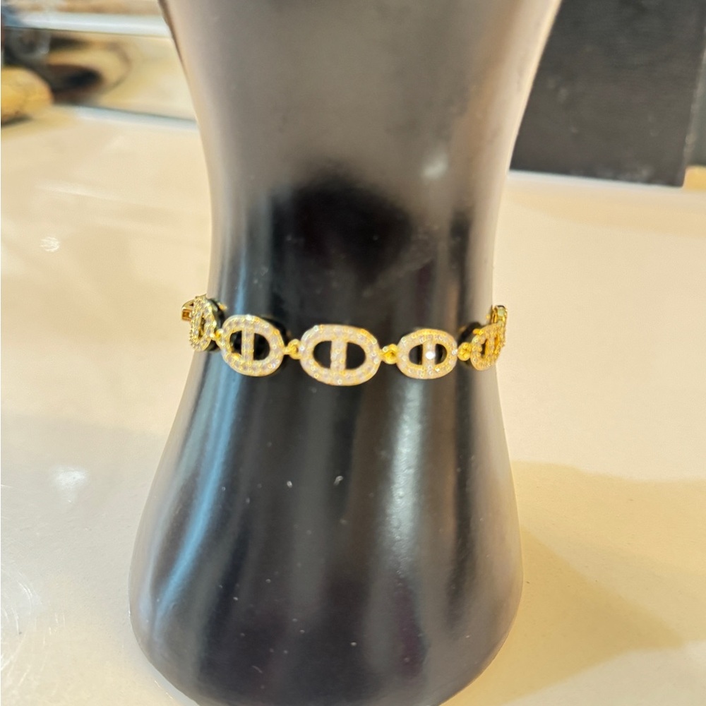 Chic Gold Bracelet with Crystal Details